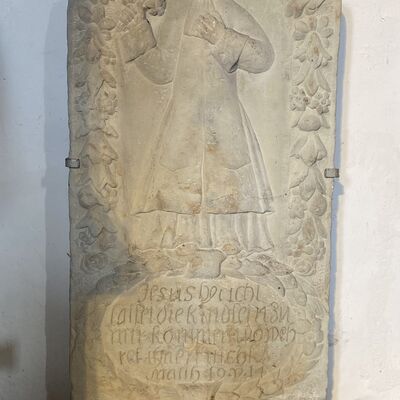 Bild vergr&ouml;&szlig;ern: Kirche innen Grabplatte Ostchor2