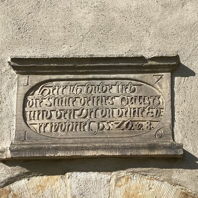 Bild vergr&ouml;&szlig;ern: Kirche Inschrift &uuml;ber Osteingang