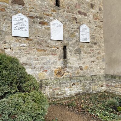 Bild vergr&ouml;&szlig;ern: Kirche Turm Grabplatten Wallmoden:Kielmansegg