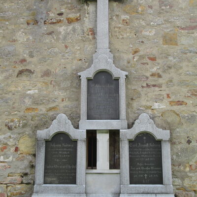 Bild vergr&ouml;&szlig;ern: Kirche Turm Grabplatten Westseite