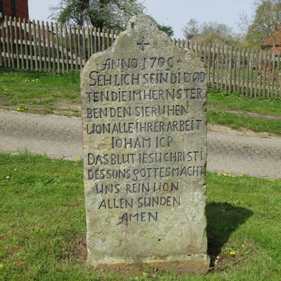 Bild vergr&ouml;&szlig;ern: Kirchhof Grabplatte4