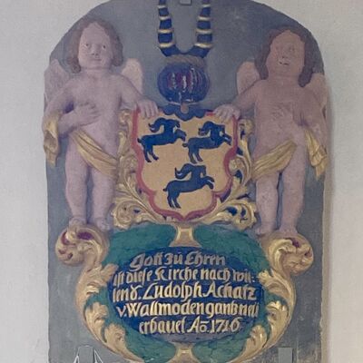 Bild vergr&ouml;&szlig;ern: Kirche innen Platte L.A.v.Wallmoden ehem.S&uuml;dportal