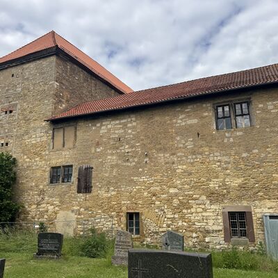 Bild vergr&ouml;&szlig;ern: Burg_Friedhof_ev