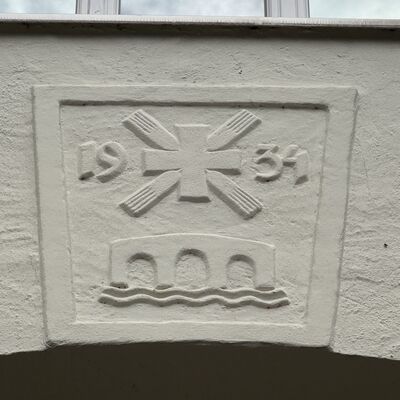Bild vergr&ouml;&szlig;ern: Gutshaus_Wappen_Steinbr&uuml;ck