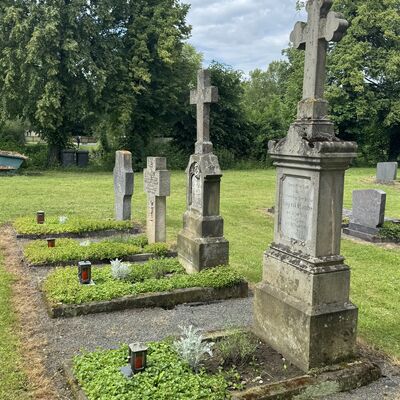 Bild vergr&ouml;&szlig;ern: Kath.KIrche_Friedhof