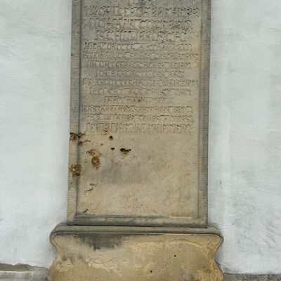 Bild vergr&ouml;&szlig;ern: Kath.Kirche_Gedenkstein